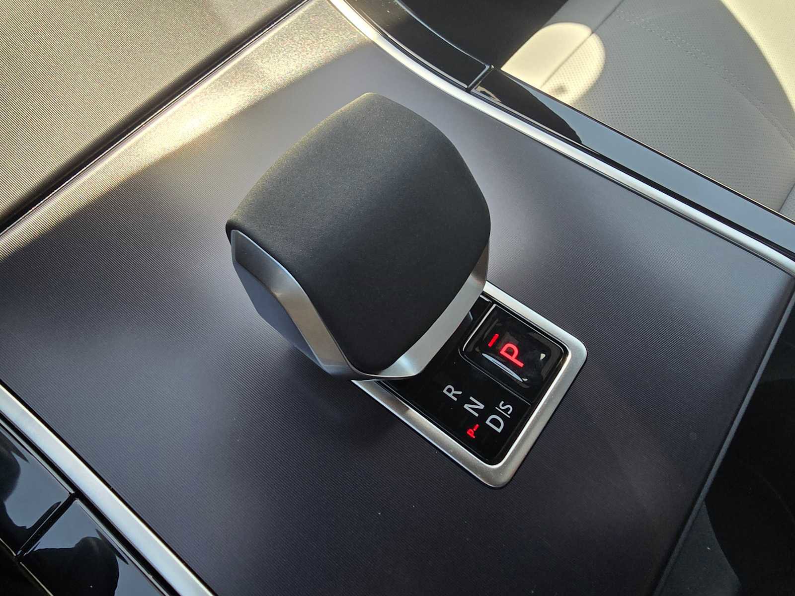 Certified 2026 Land Rover Range Rover Velar Dynamic SE image 30