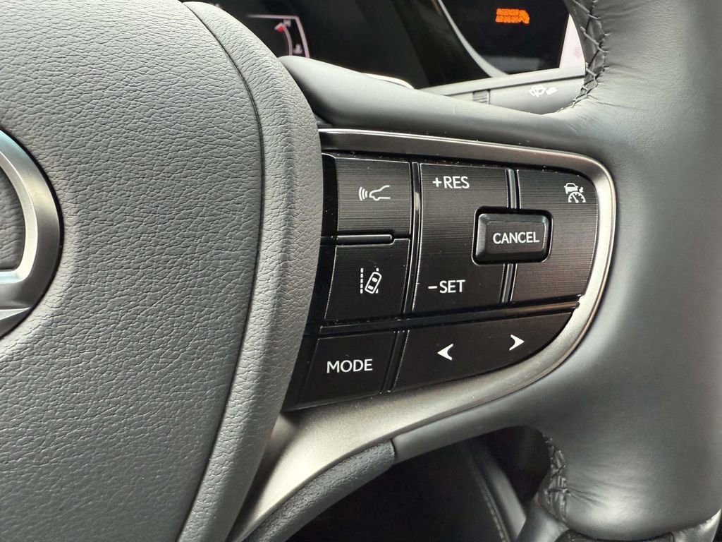 Used 2025 Lexus ES 300h w/ Luxury Package image 21