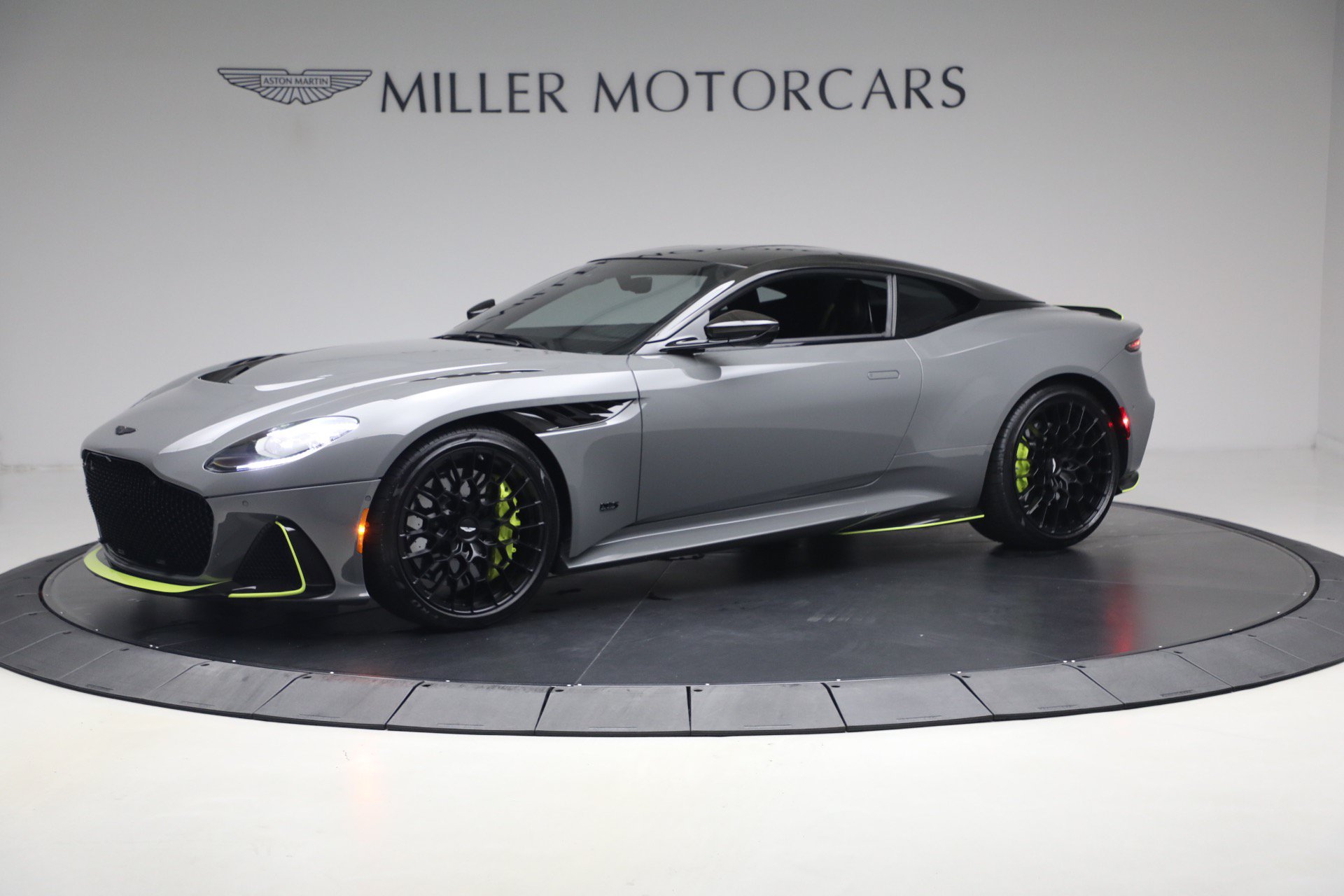 Used 2023 Aston Martin DBS Coupe RWD image 2