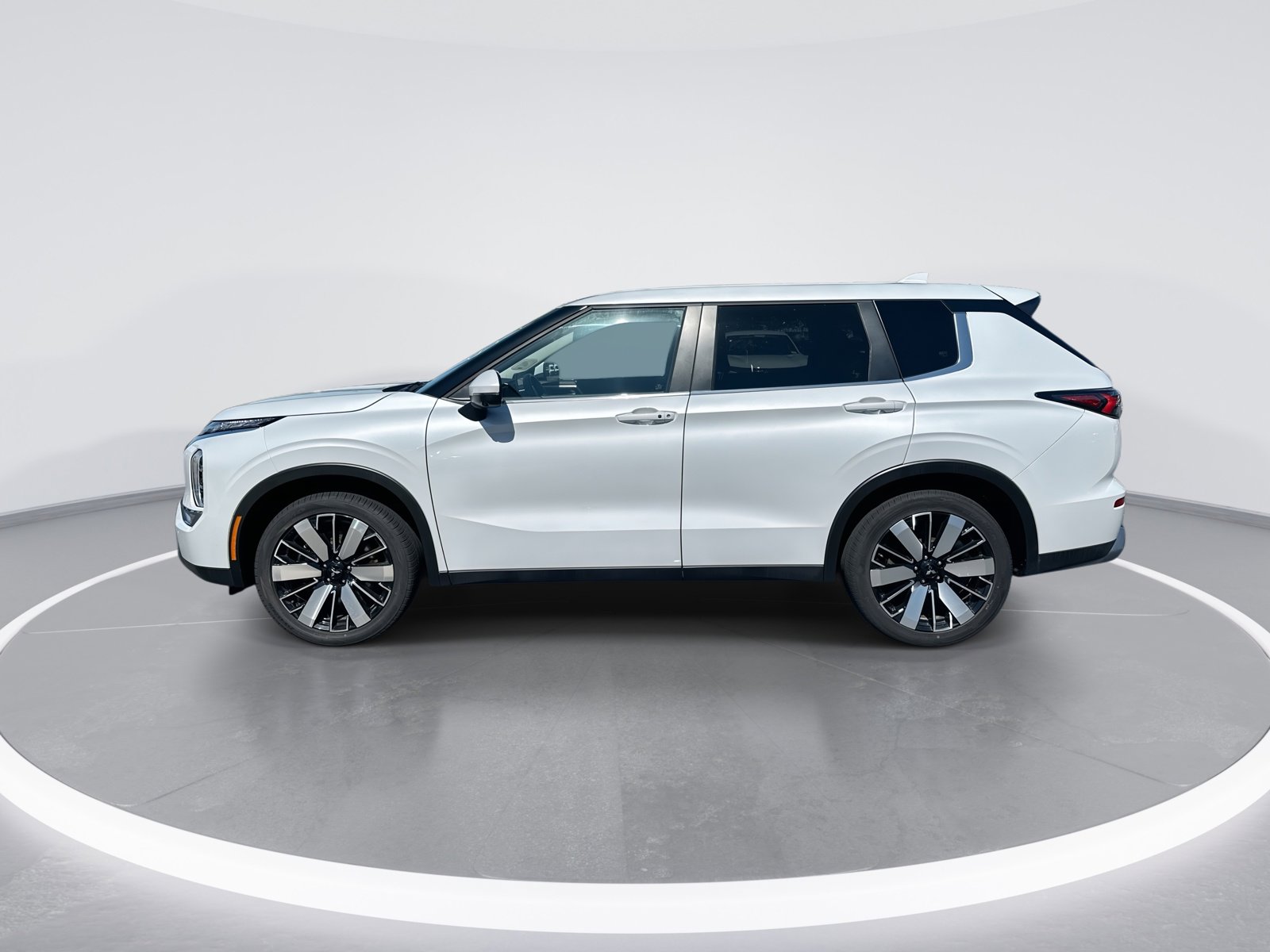 Used 2025 Mitsubishi Outlander SE FWD image 6