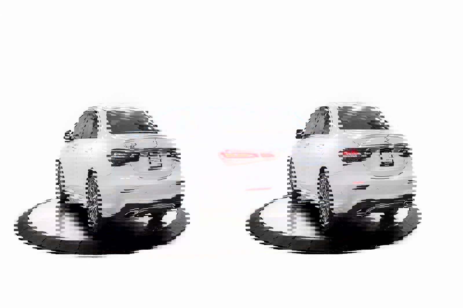 Used 2022 Mercedes-Benz E 350 Sedan image 3