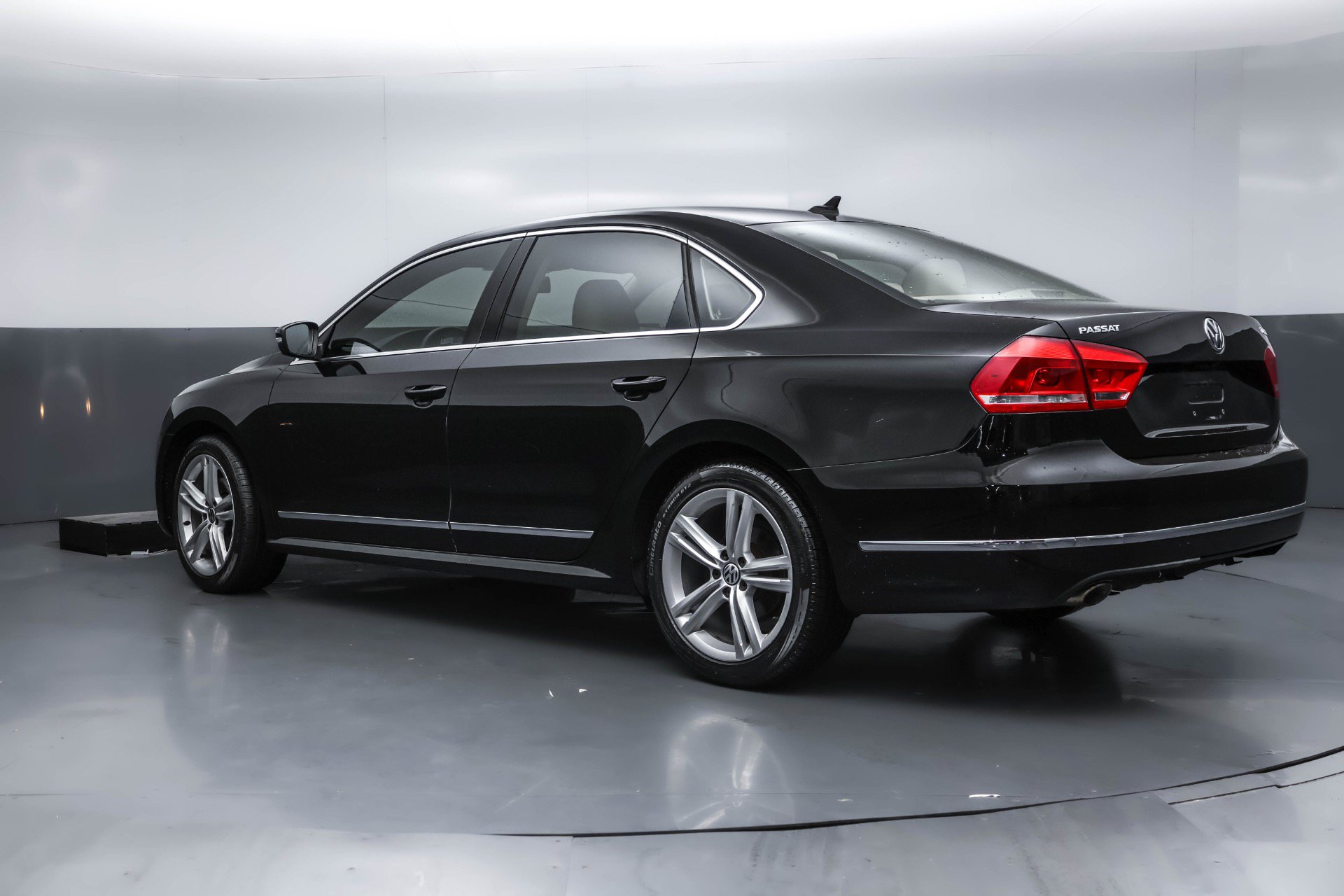 Used 2013 Volkswagen Passat TDI SEL Premium FWD image 3