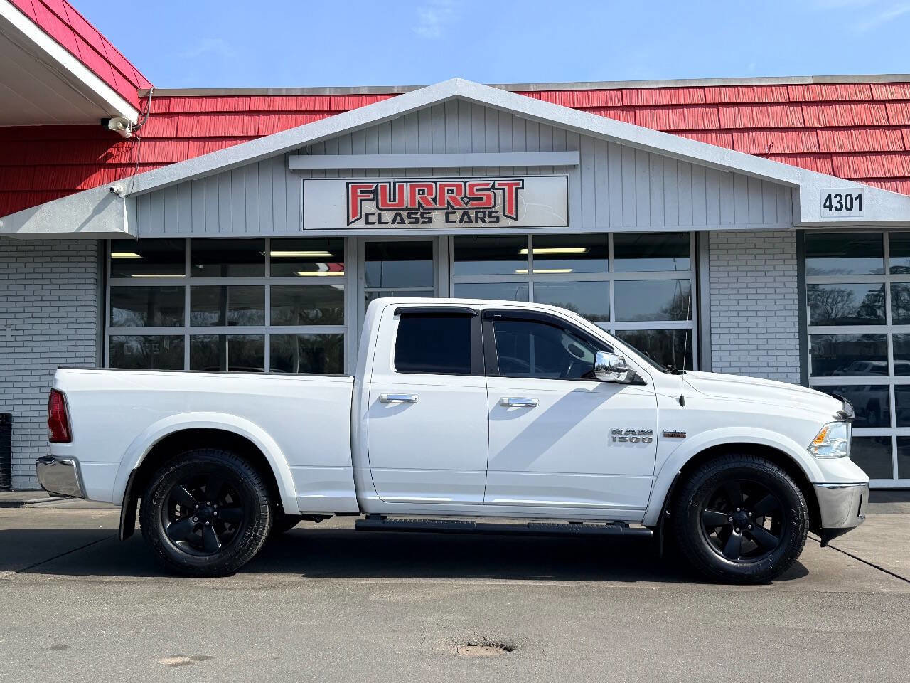 Used 2018 RAM 1500 SLT image 2