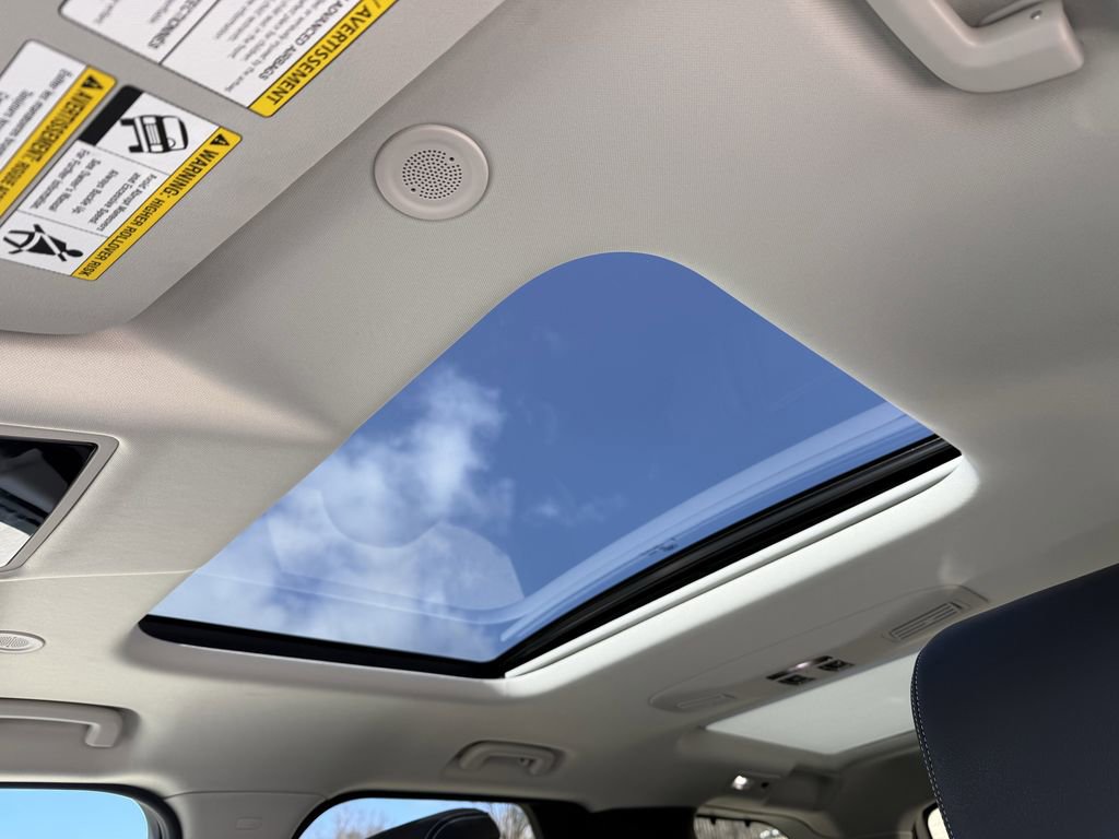 Used 2024 Land Rover Discovery S image 10