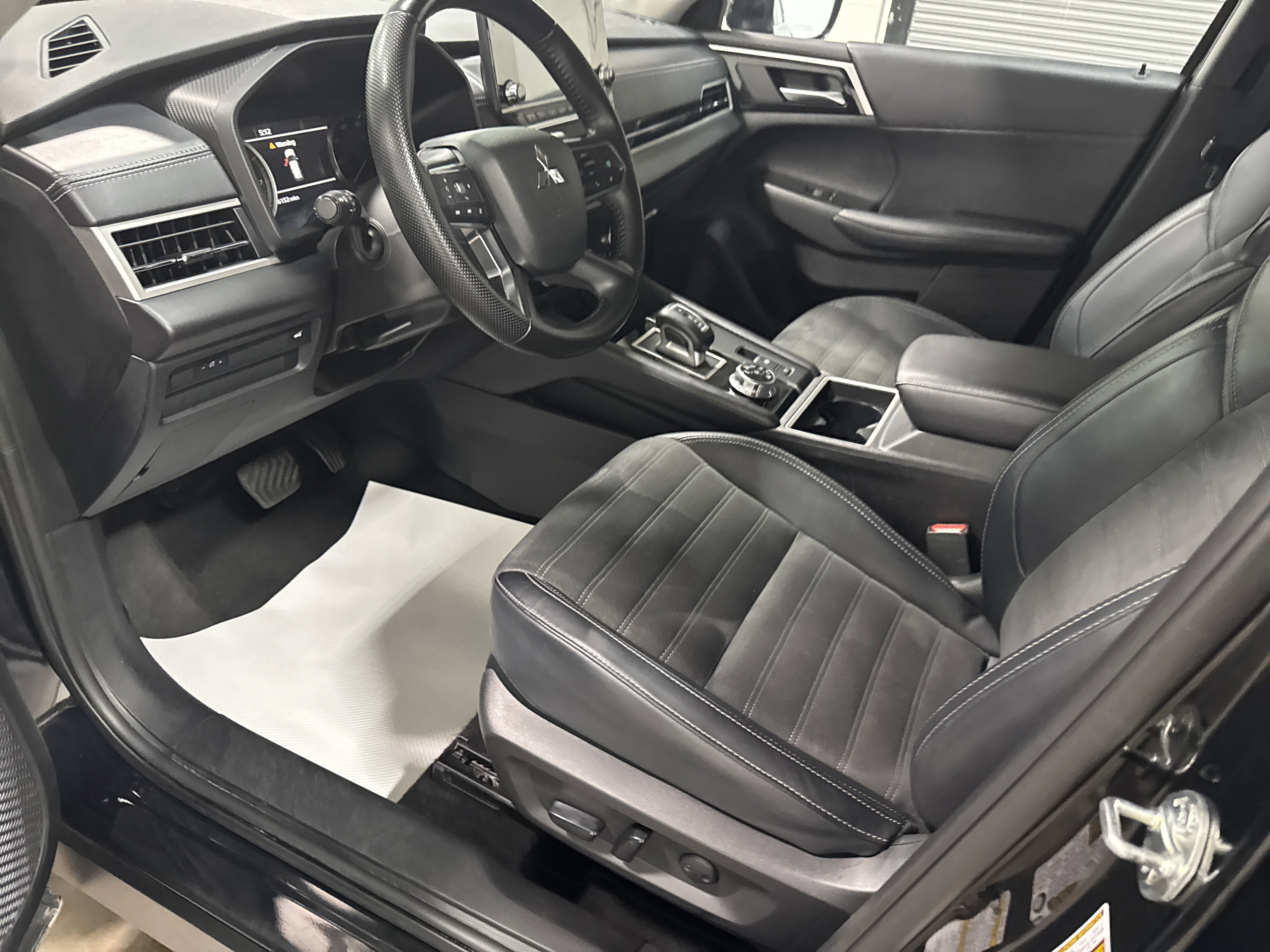 Used 2024 Mitsubishi Outlander SE image 13