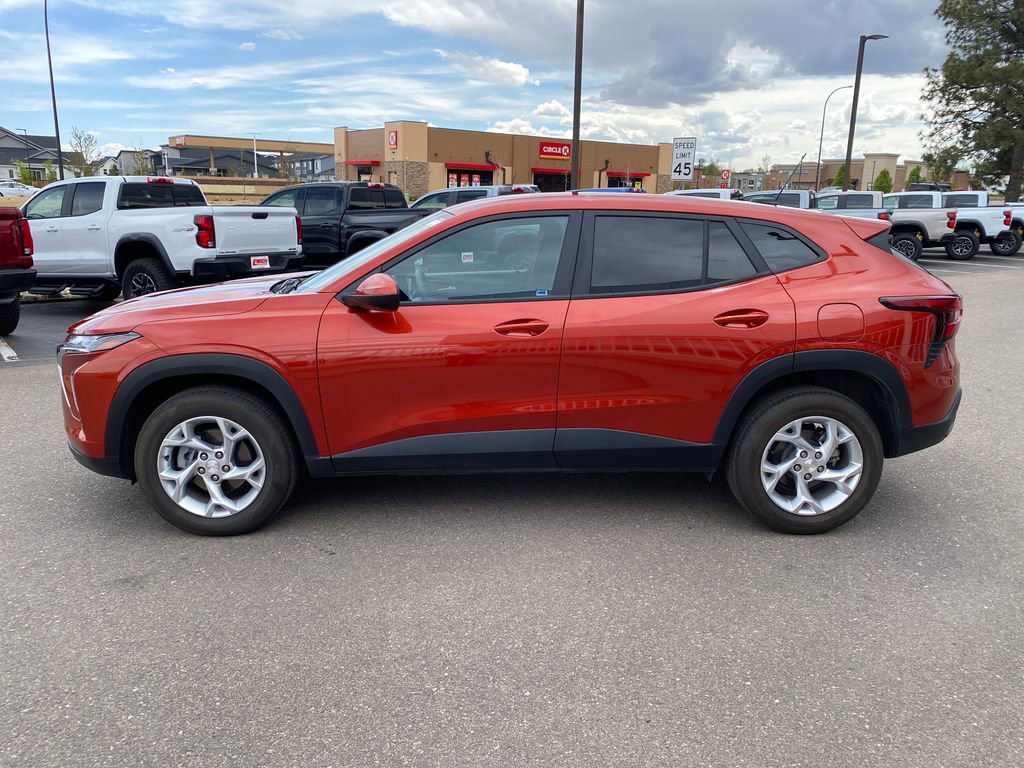Used 2024 Chevrolet Trax LS w/ LS Convenience Package FWD image 2