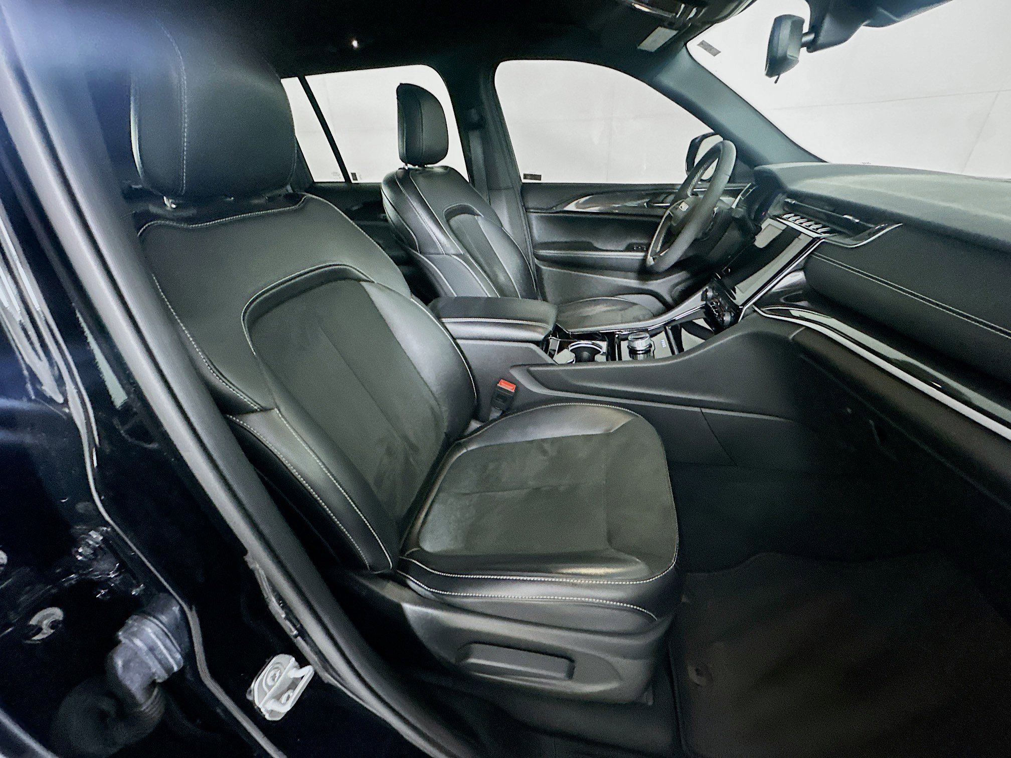 Used 2023 Jeep Grand Cherokee Altitude image 30