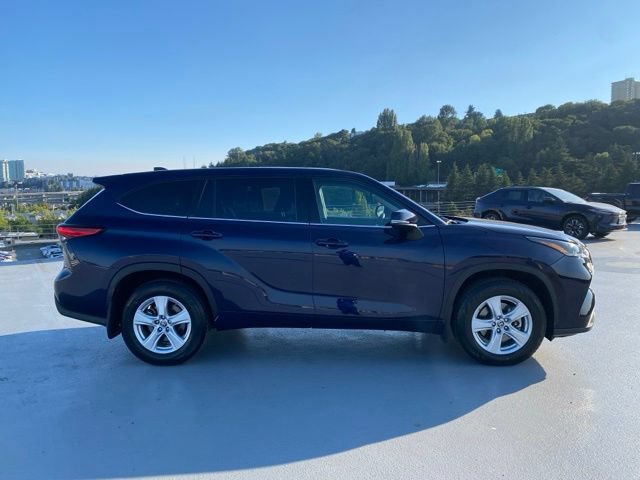 Used 2022 Toyota Highlander LE AWD/4WD image 3