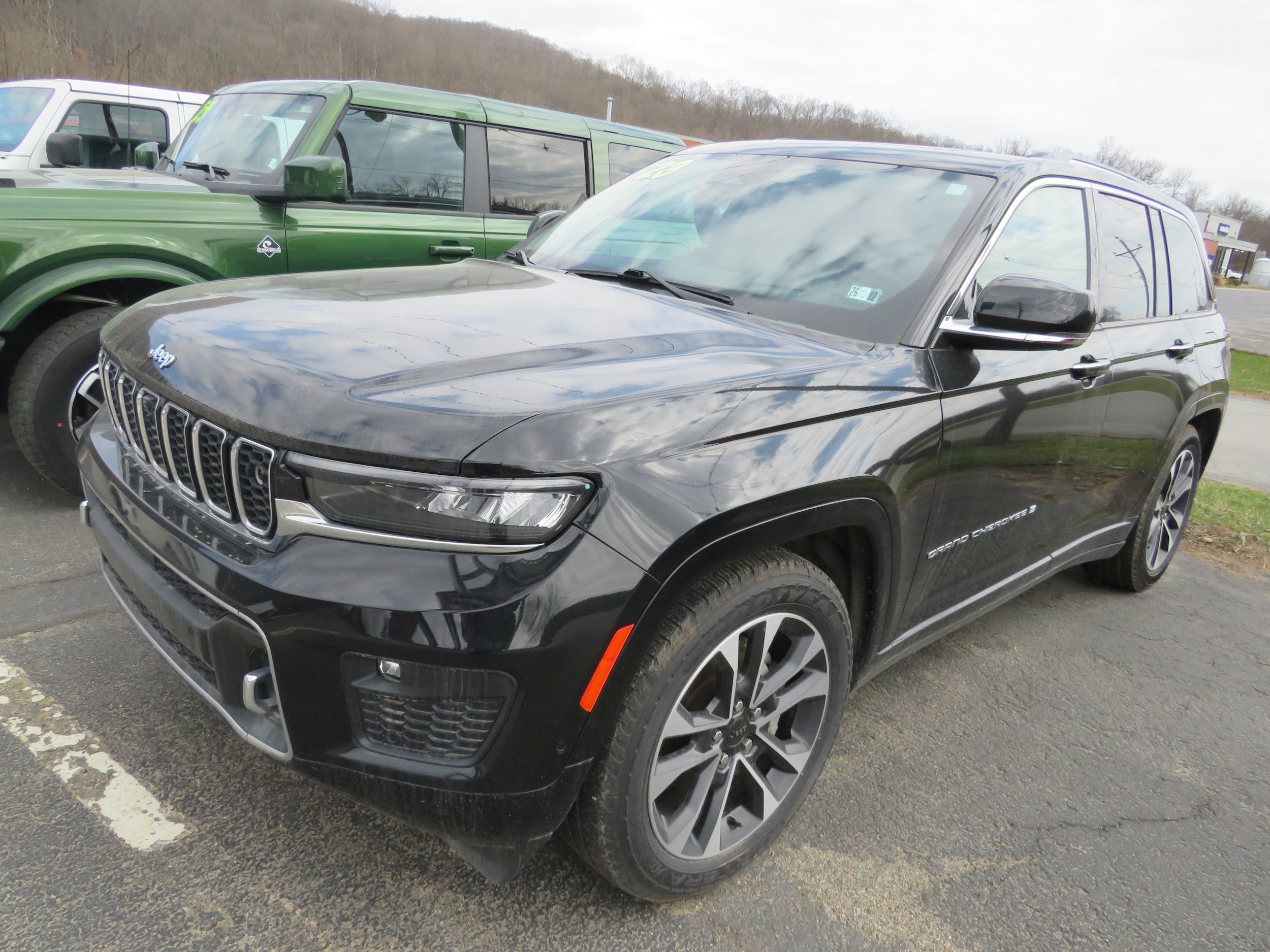 Used 2023 Jeep Grand Cherokee Overland w/ Adv Protech Group III AWD/4WD image 3