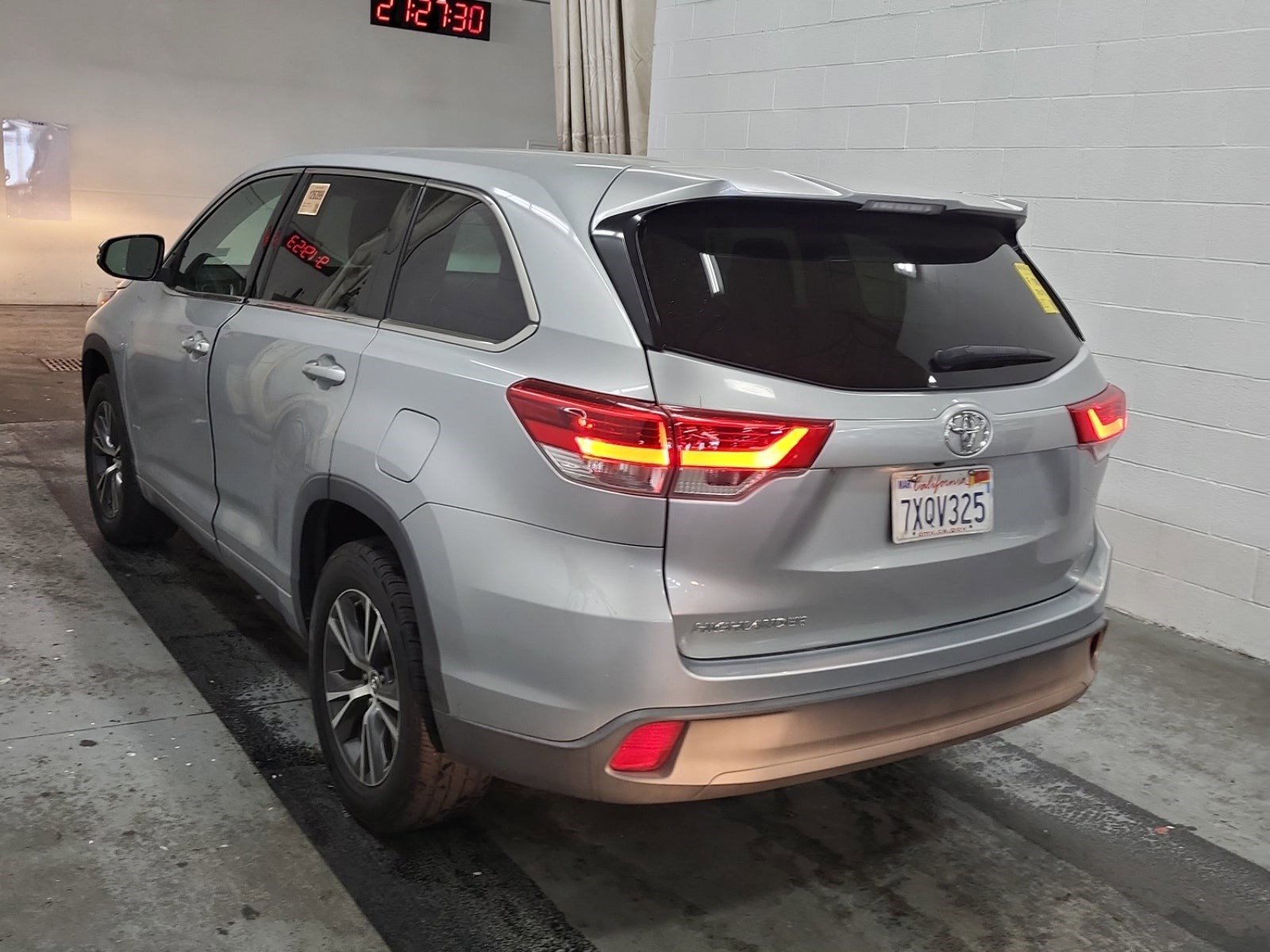 Used 2017 Toyota Highlander LE w/ Carpet Mat Package FWD image 8