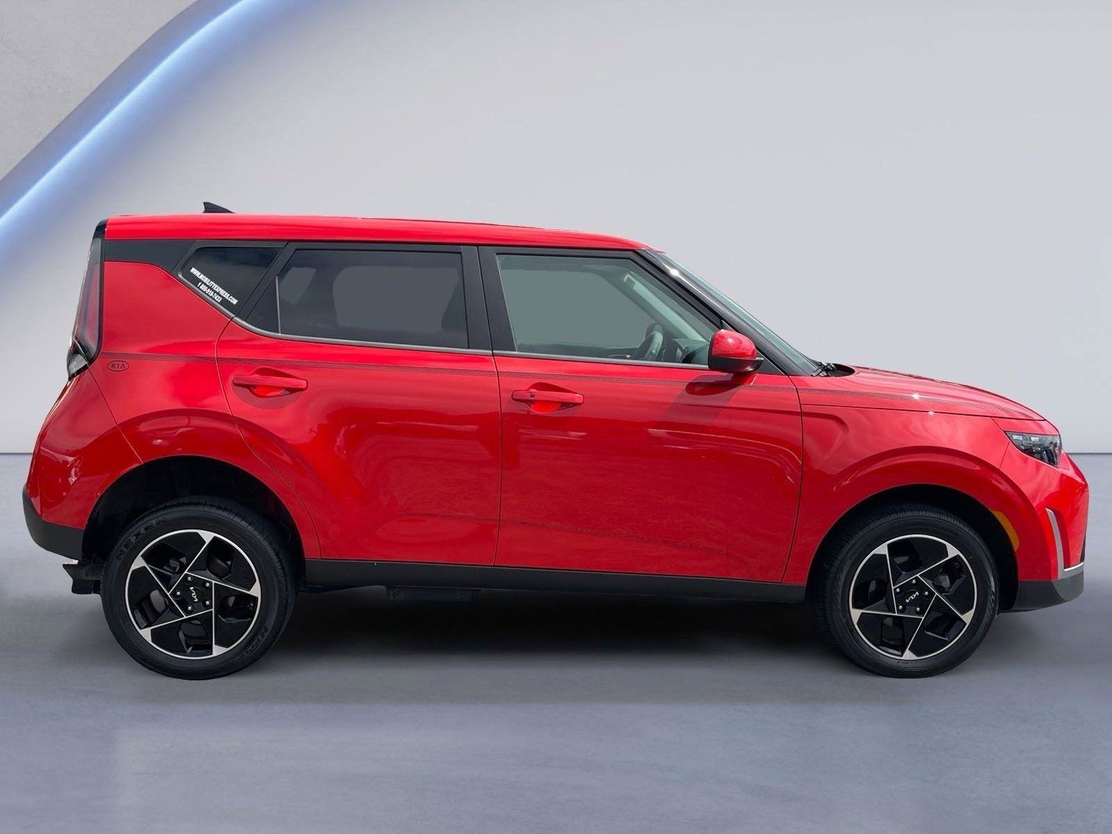 Used 2023 Kia Soul EX image 3