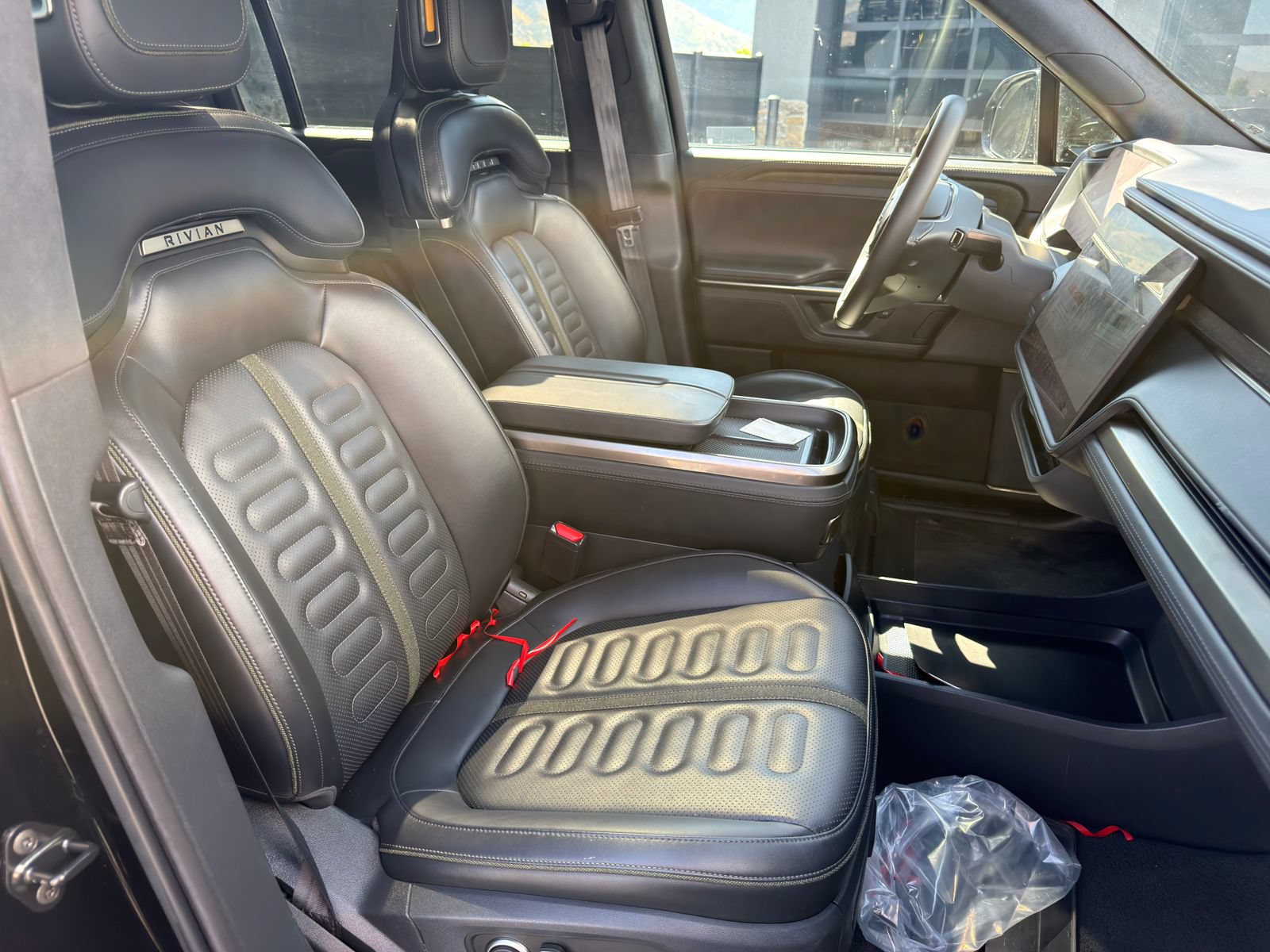 Used 2025 Rivian R1S Adventure AWD/4WD image 12