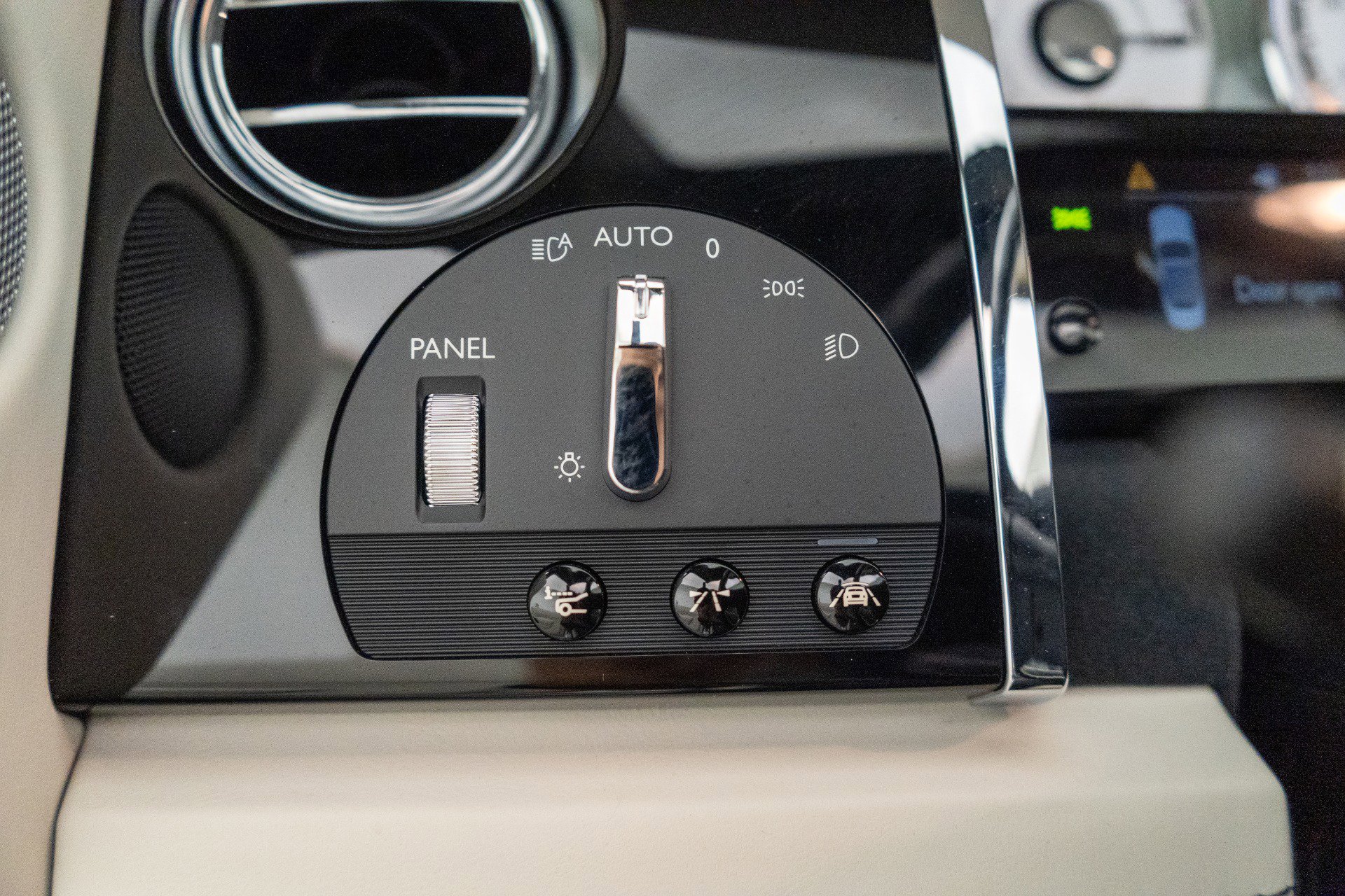 Used 2020 Rolls-Royce Dawn RWD image 31