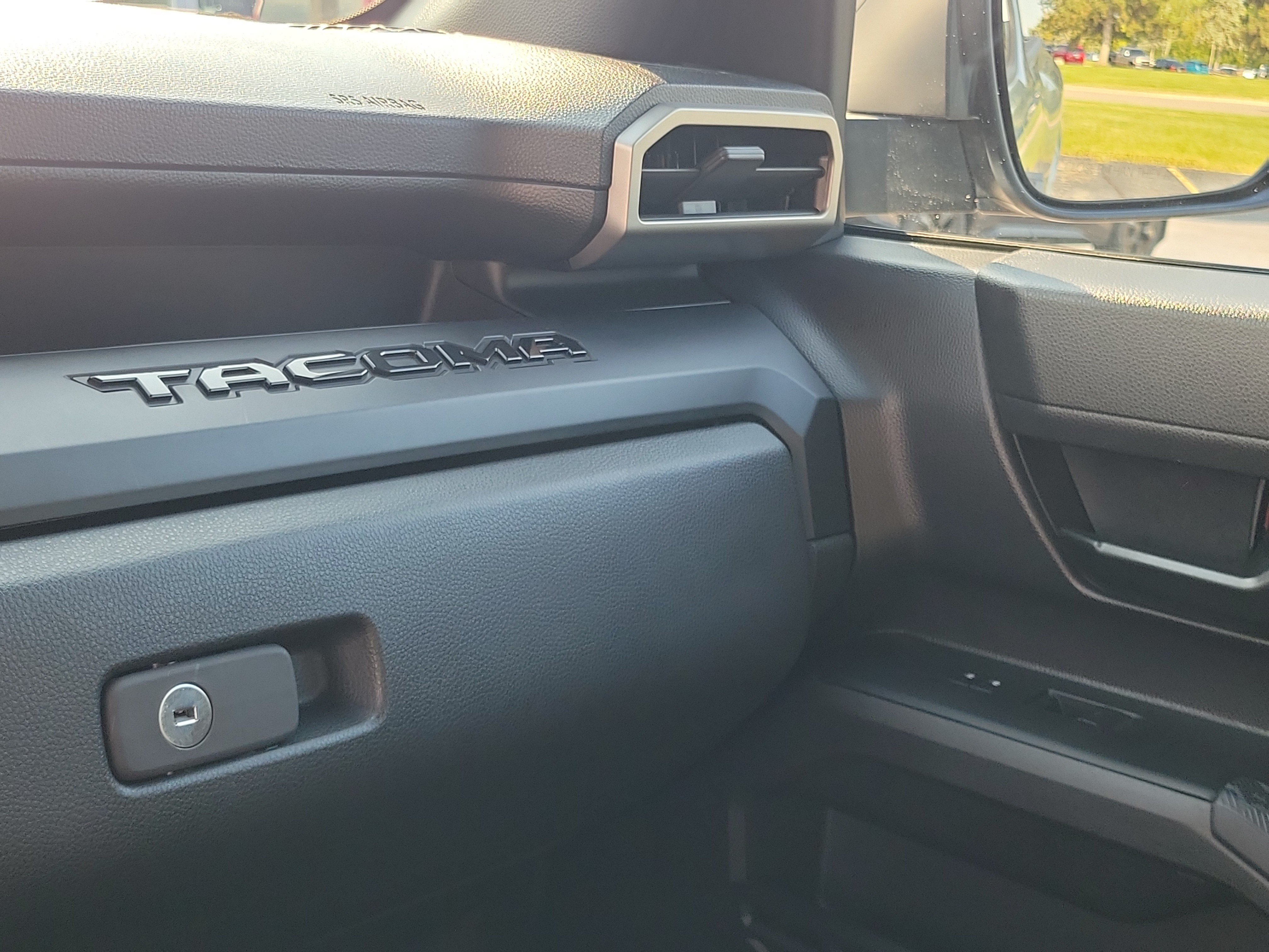 Used 2025 Toyota Tacoma SR AWD/4WD image 26