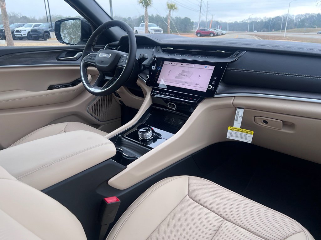 New 2026 Jeep Grand Cherokee Limited w/ Luxury Tech Group II RWD image 12
