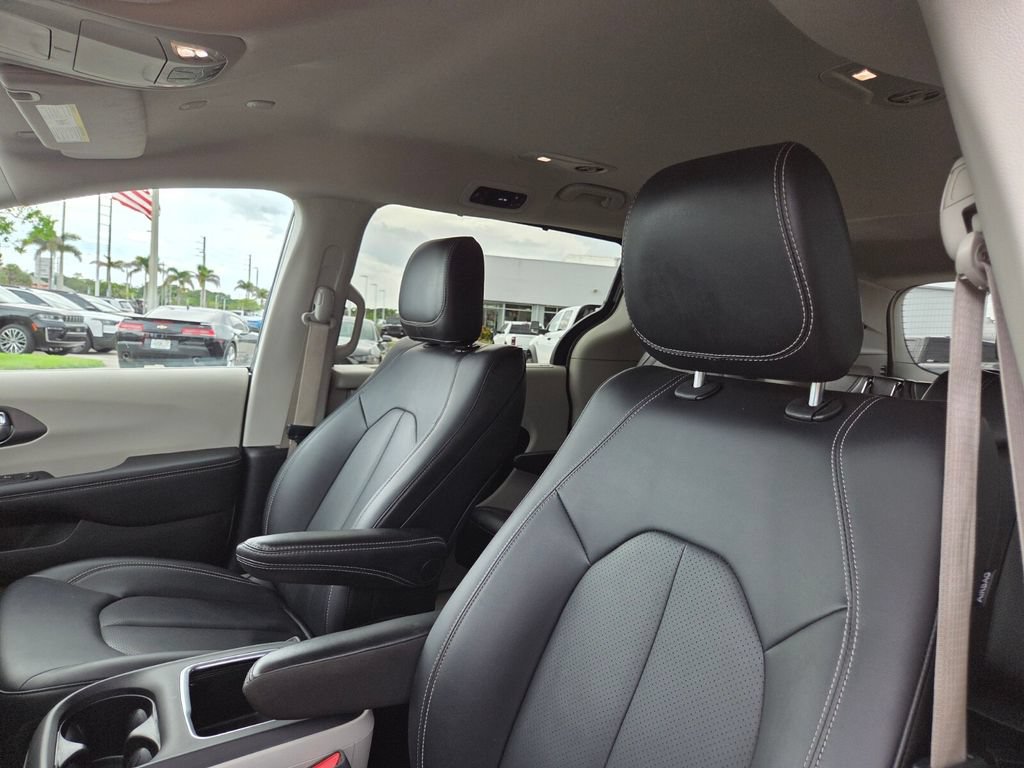 Used 2024 Chrysler Pacifica Touring-L FWD image 31