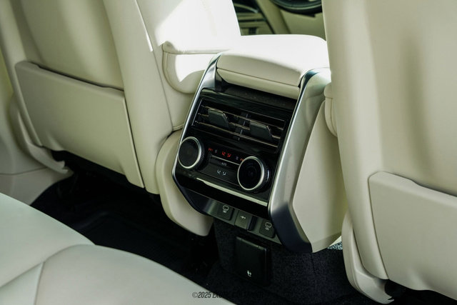 Used 2025 Land Rover Range Rover Long Wheelbase SE image 42