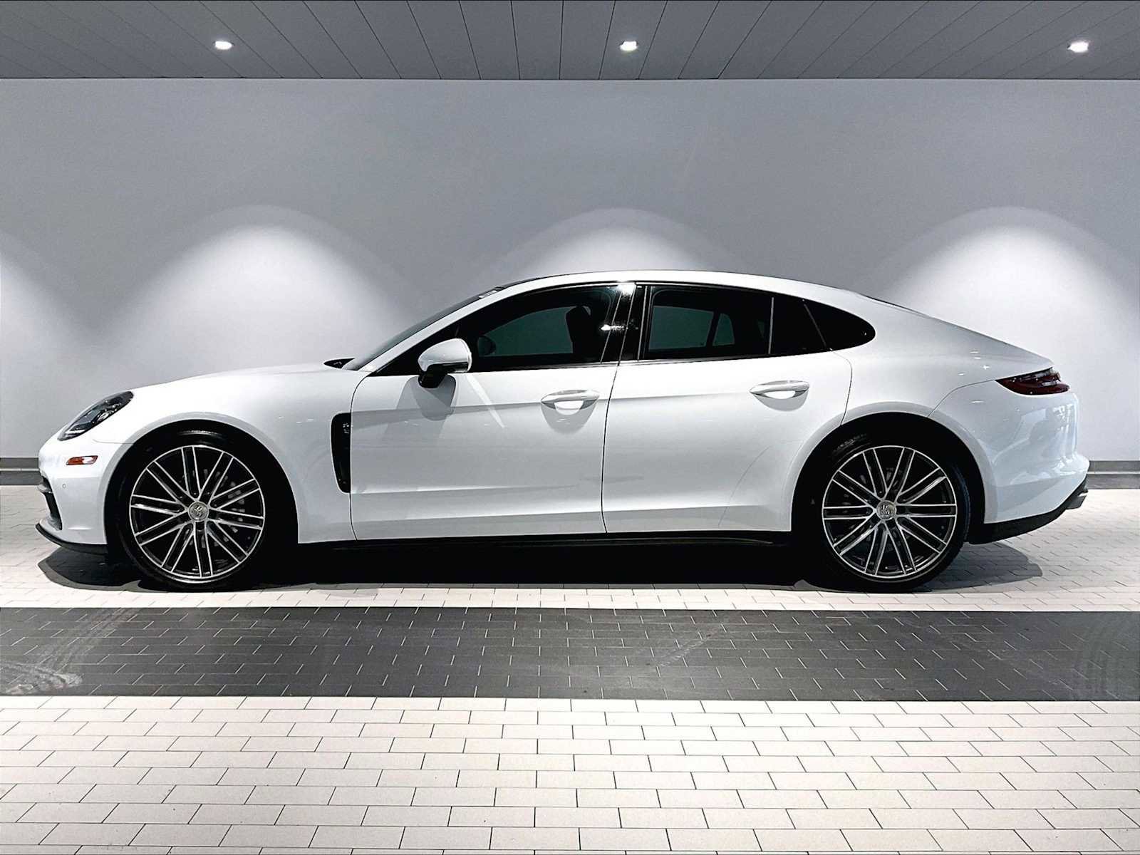 Used 2020 Porsche Panamera image 2