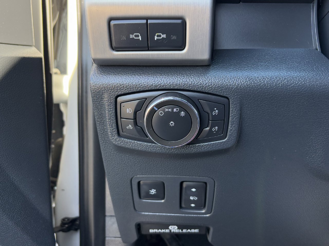 Used 2022 Ford F350 Platinum w/ FX4 Off-Road Package AWD/4WD image 26