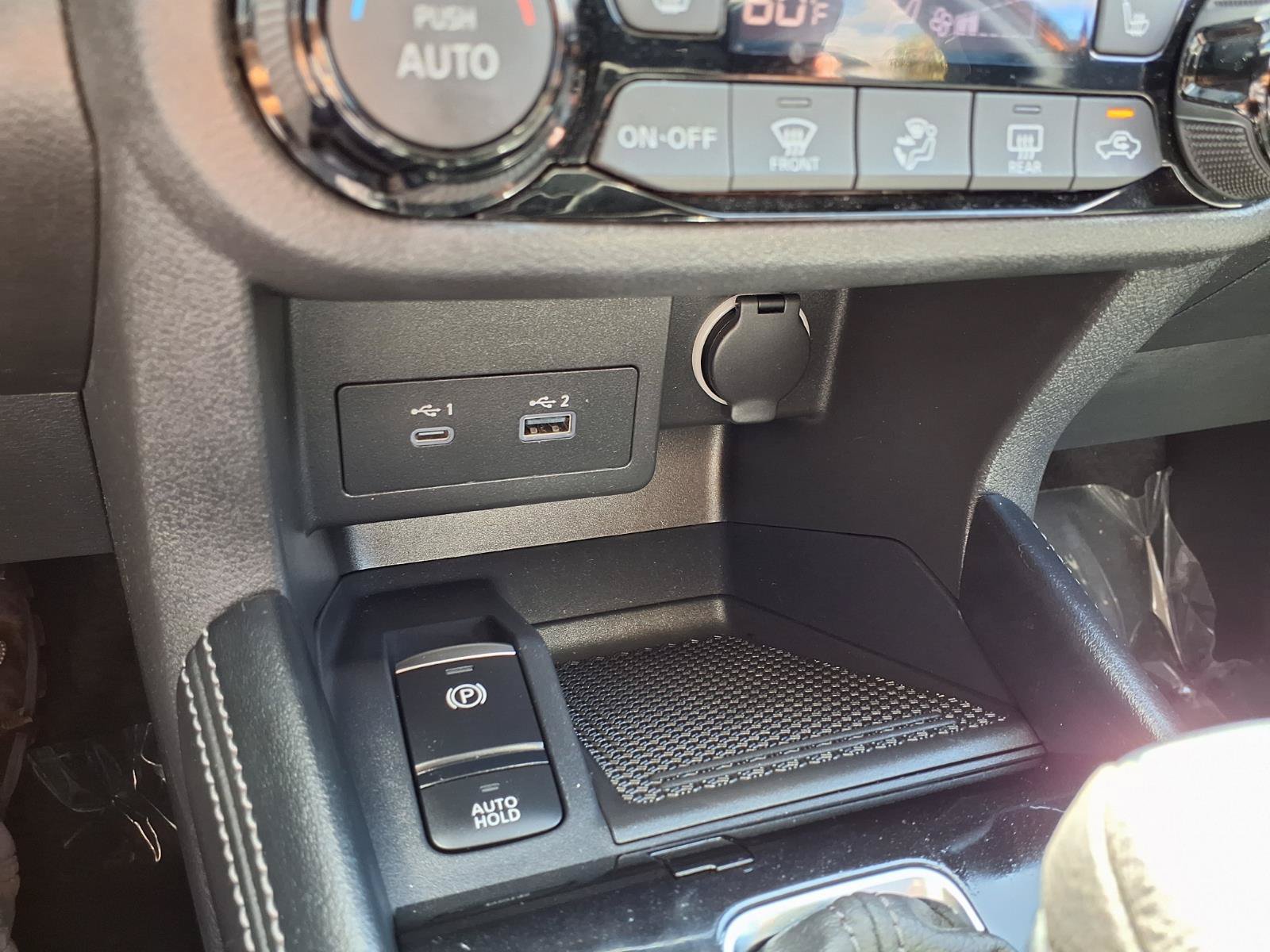 Used 2023 Nissan Kicks SR w/ SR Premium Package FWD image 12
