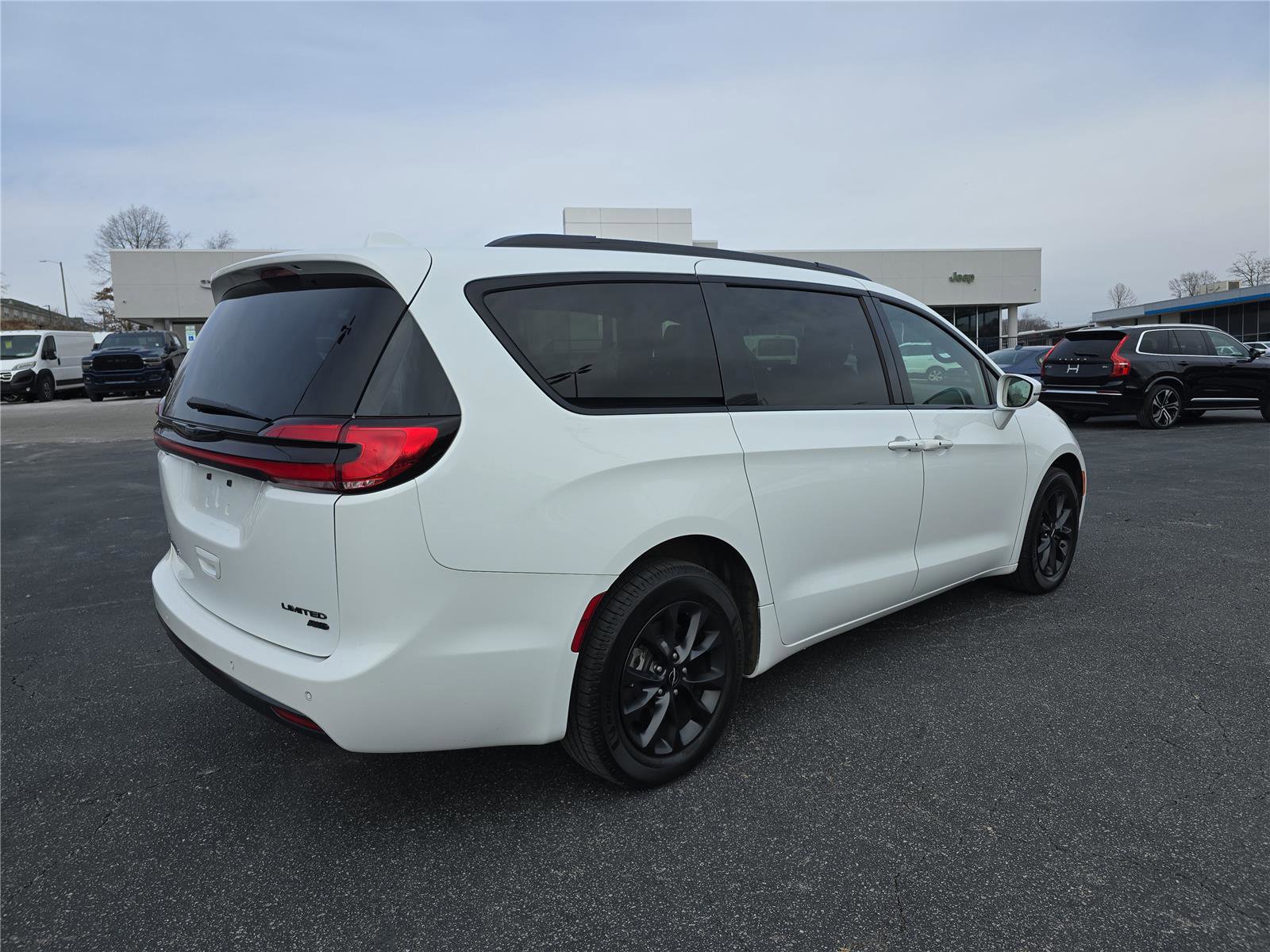 Used 2021 Chrysler Pacifica Limited w/ S Appearance Package image 3