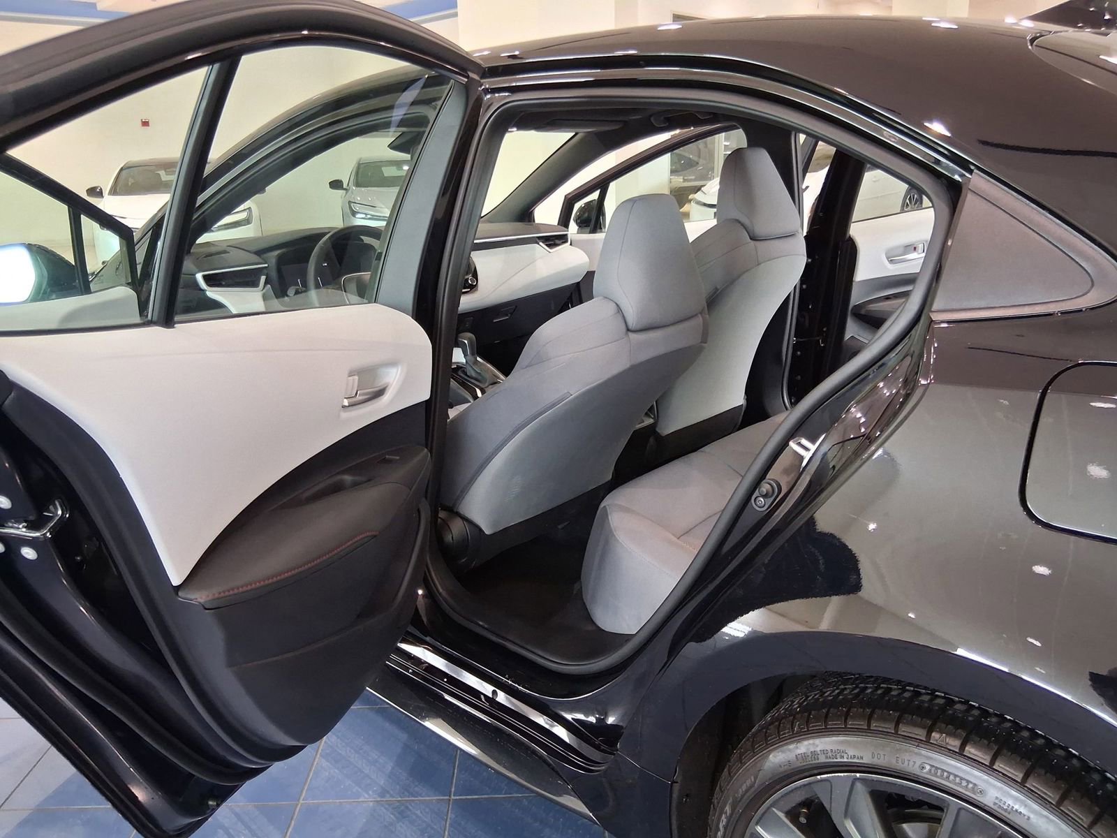 Used 2025 Toyota Corolla SE w/ SE Premium Package image 9