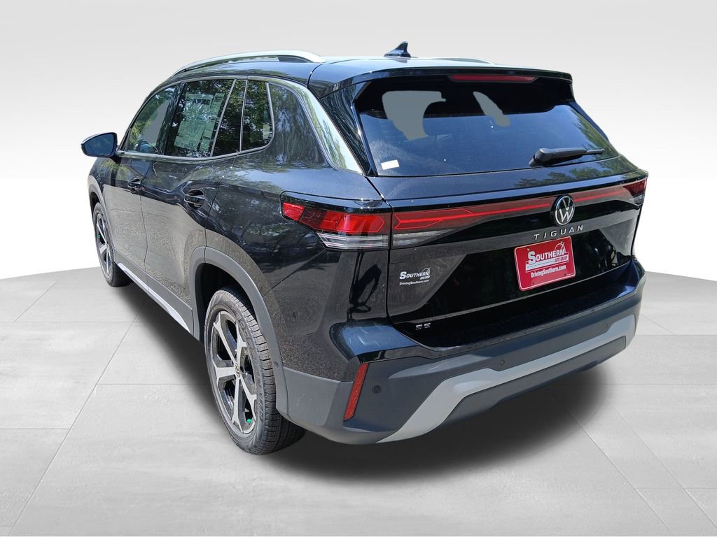 Used 2025 Volkswagen Tiguan SE image 3