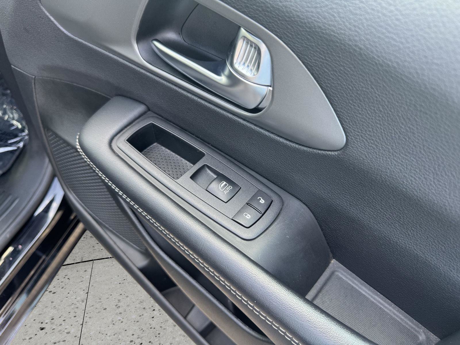 Used 2025 Chrysler Pacifica Select FWD image 39