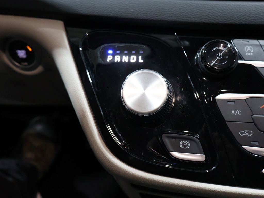 Used 2023 Chrysler Pacifica Touring-L FWD image 29