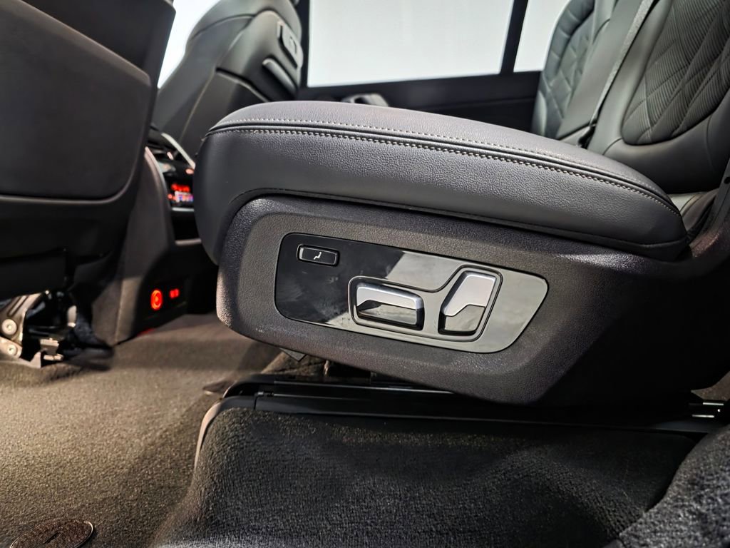 Used 2025 BMW X7 xDrive40i w/ Premium Package image 18