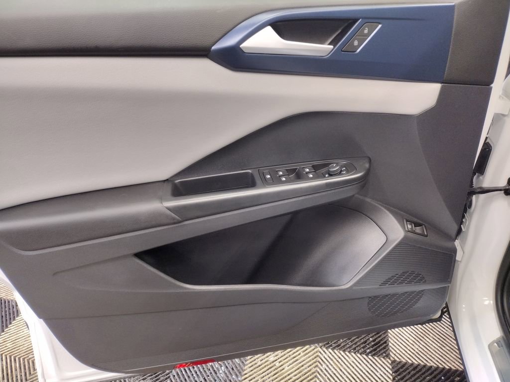 Certified 2023 Volkswagen Taos SE w/ Panoramic Sunroof Package image 14