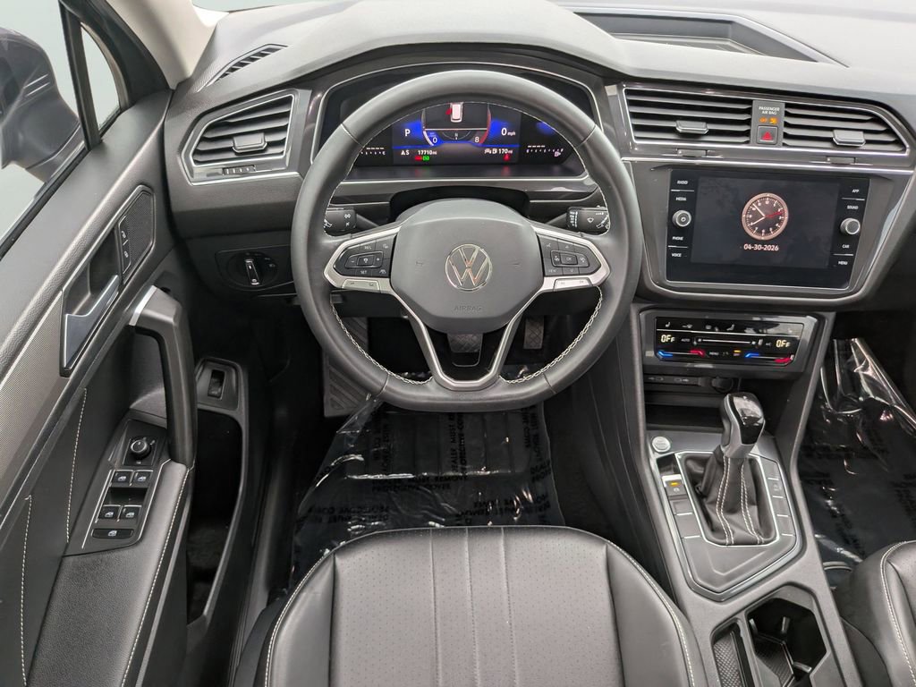 Used 2024 Volkswagen Tiguan SE w/ Panoramic Sunroof Package FWD image 14