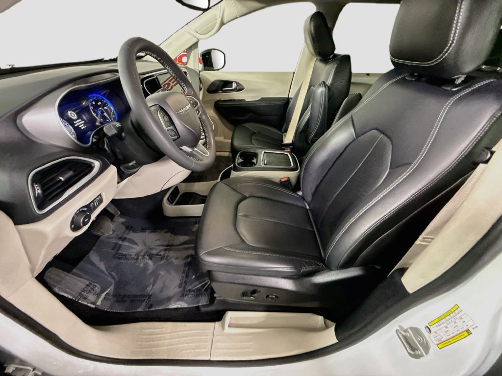 Used 2024 Chrysler Pacifica Touring-L FWD image 24