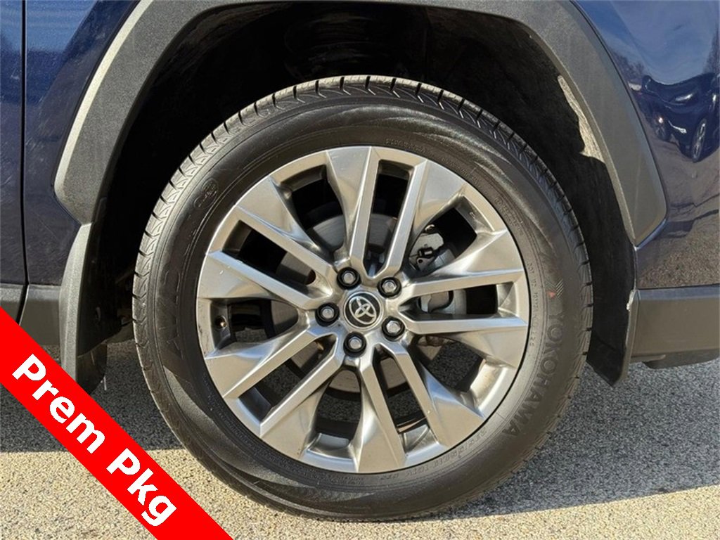 Used 2022 Toyota RAV4 XLE Premium image 10