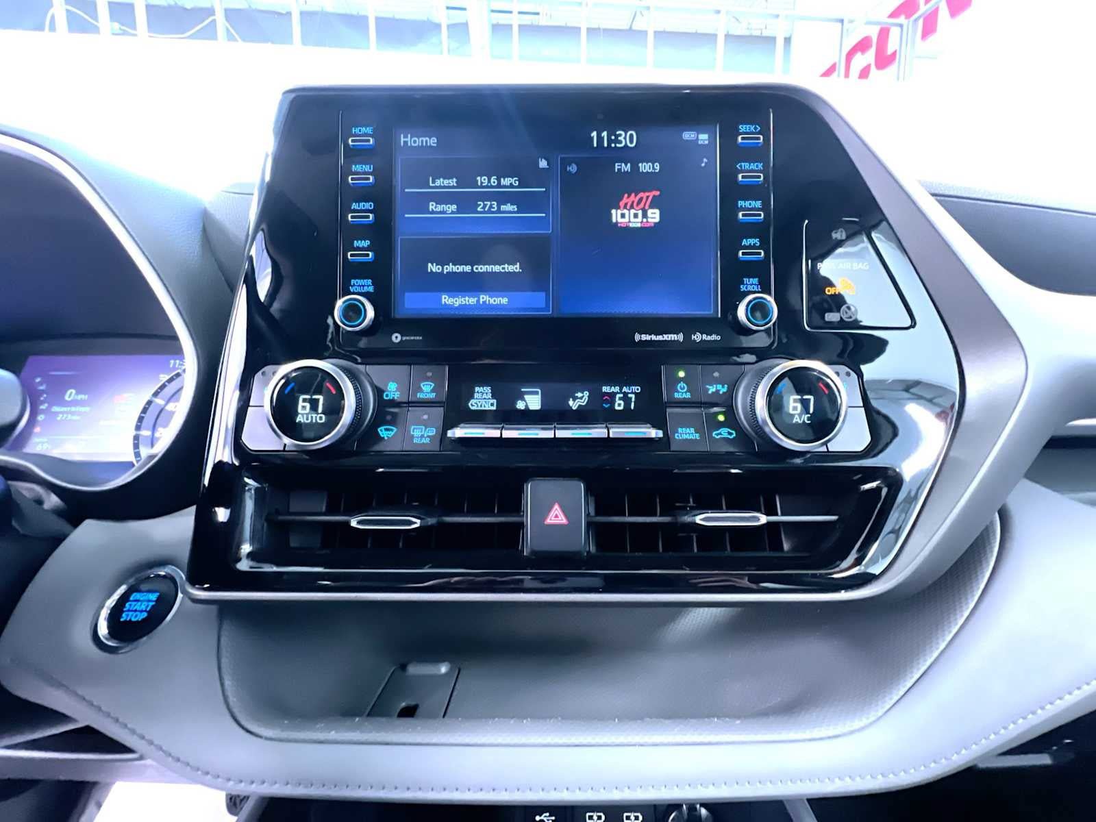 Used 2022 Toyota Highlander XLE AWD/4WD image 28