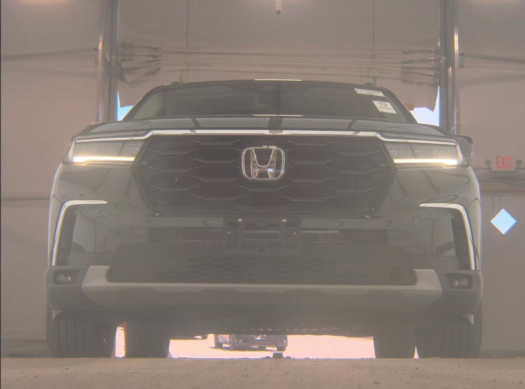 Used 2025 Honda Pilot Touring image 2