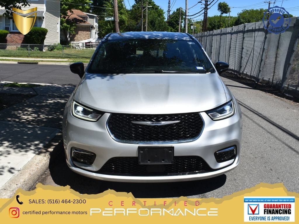 Used 2024 Chrysler Pacifica Touring-L FWD image 1