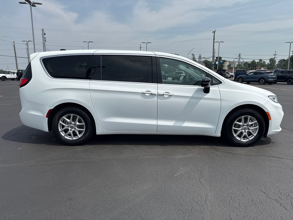 Used 2024 Chrysler Pacifica Touring-L FWD image 8