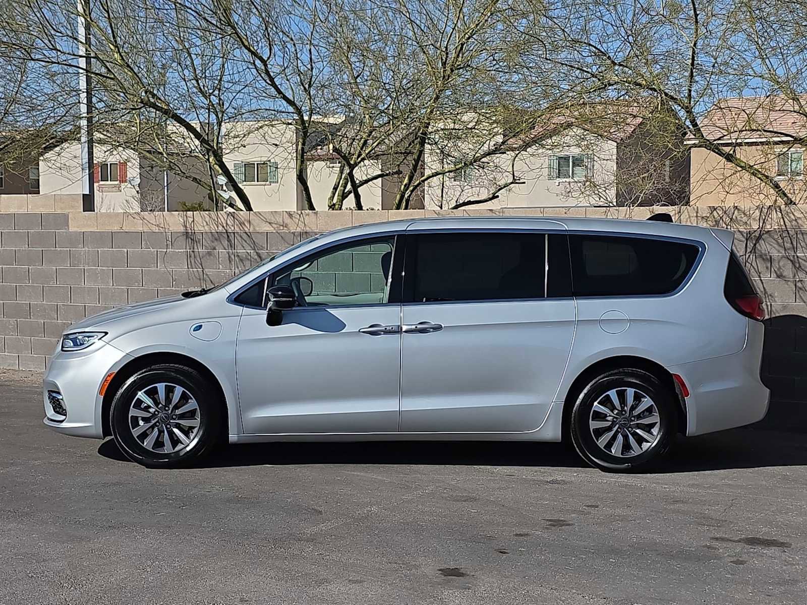 Used 2024 Chrysler Pacifica Limited FWD image 5