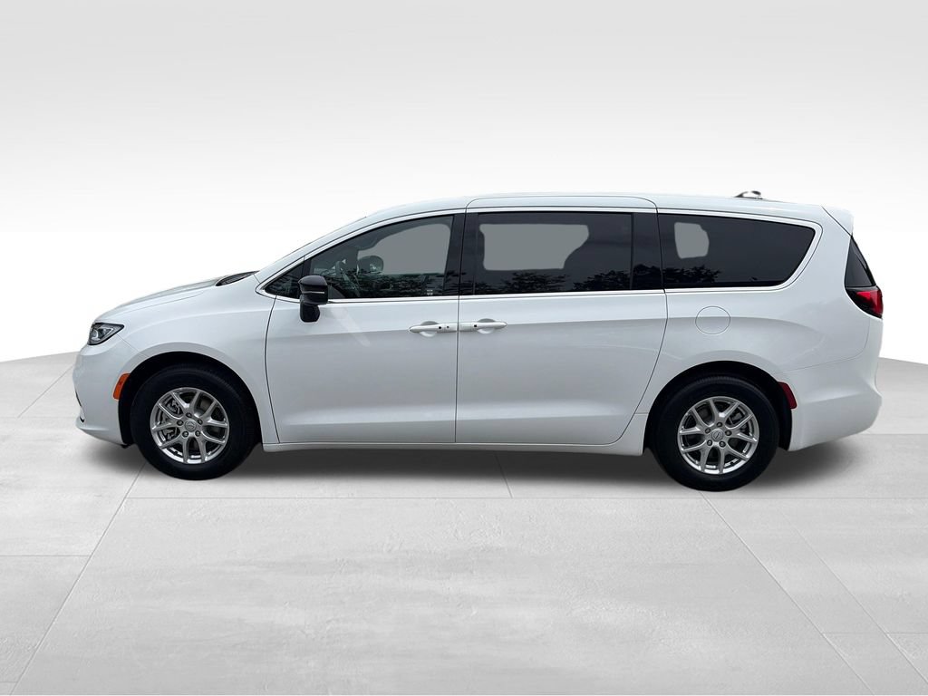 Used 2026 Chrysler Pacifica Select FWD image 3