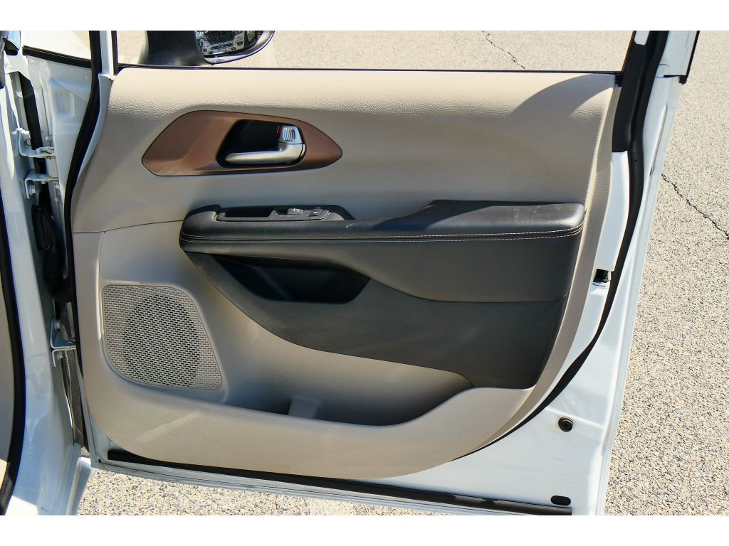 Used 2023 Chrysler Voyager LX image 15