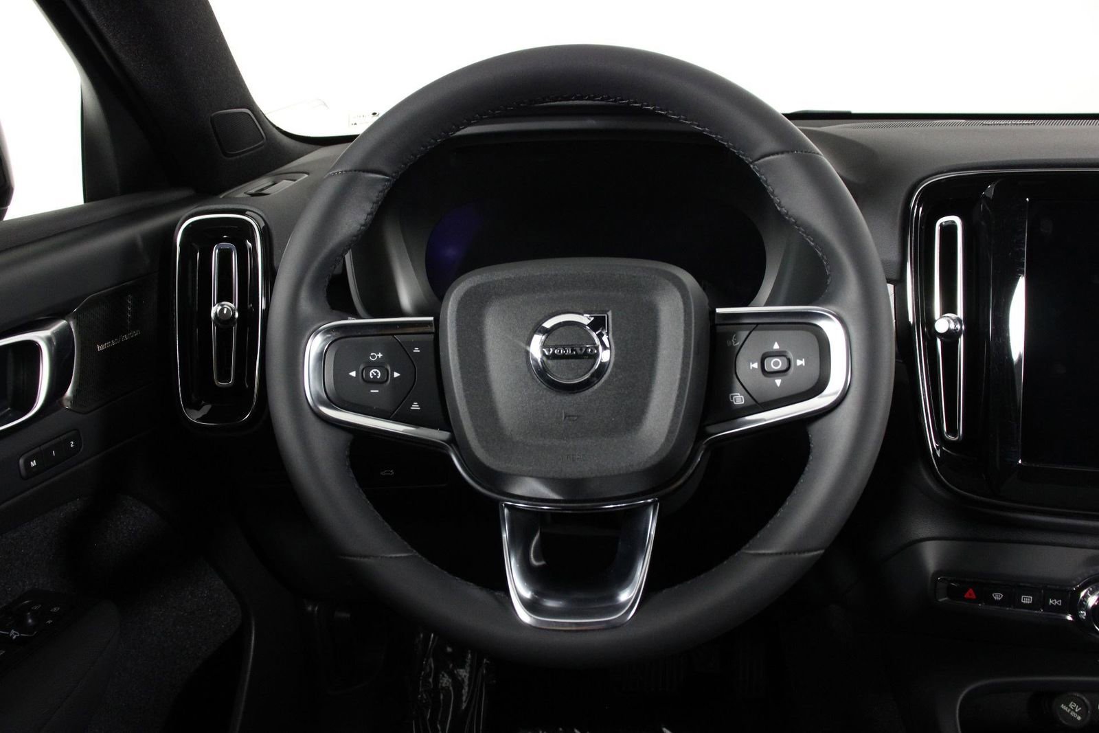 Certified 2023 Volvo XC40 Recharge Ultimate image 8