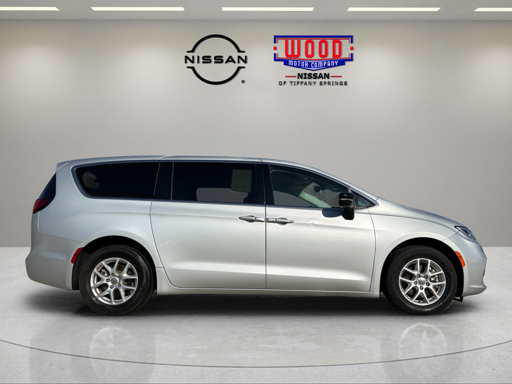 Used 2024 Chrysler Pacifica Touring-L FWD image 2