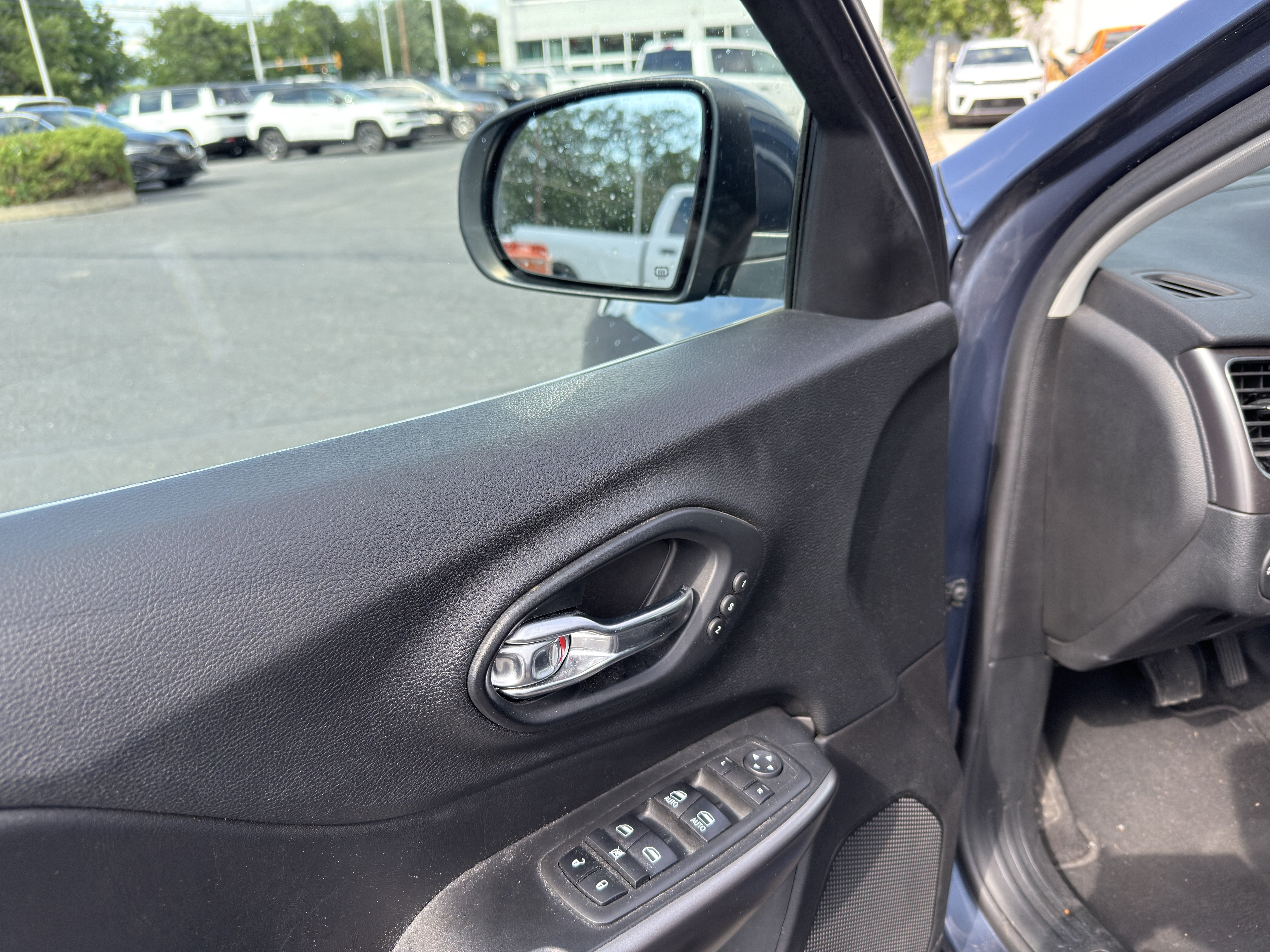 Used 2019 Jeep Cherokee Limited AWD/4WD image 15