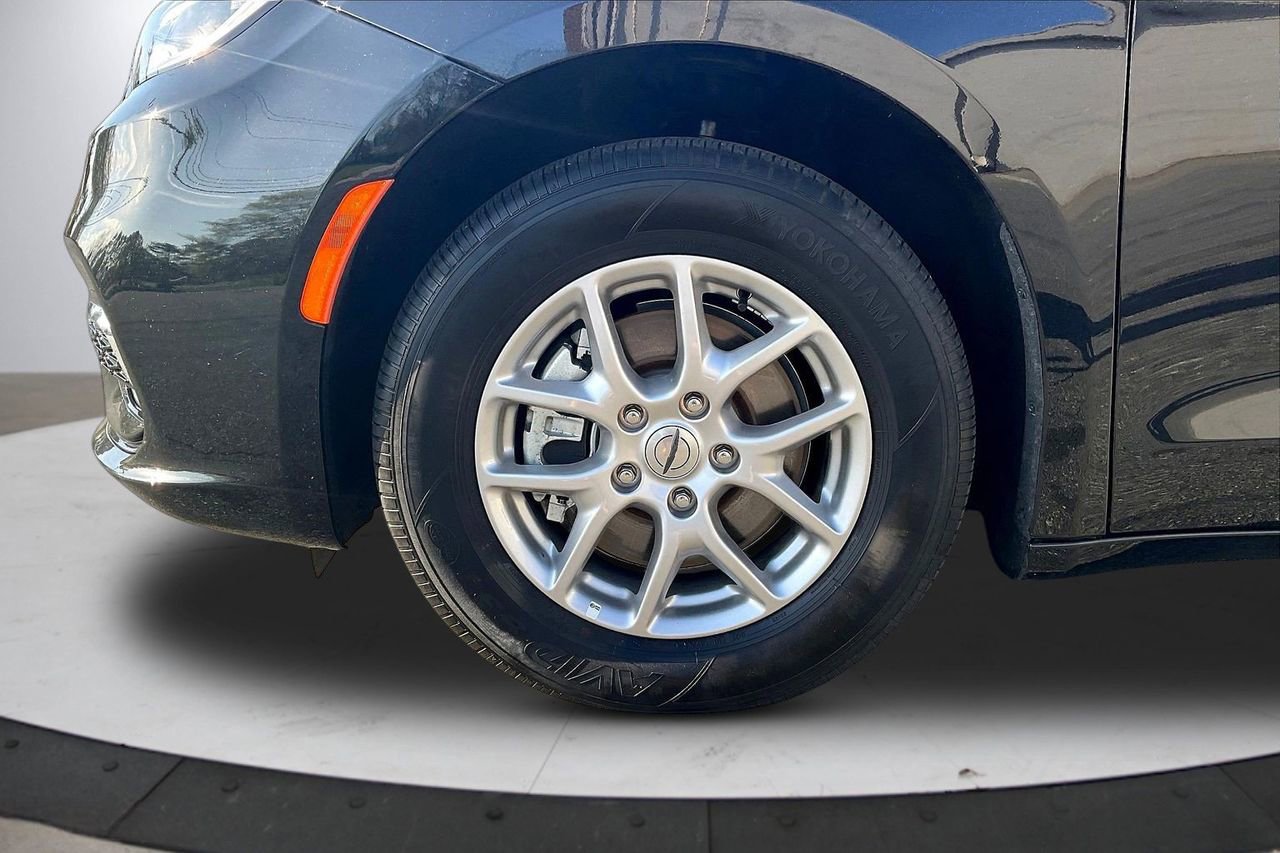 Used 2025 Chrysler Pacifica Select image 34