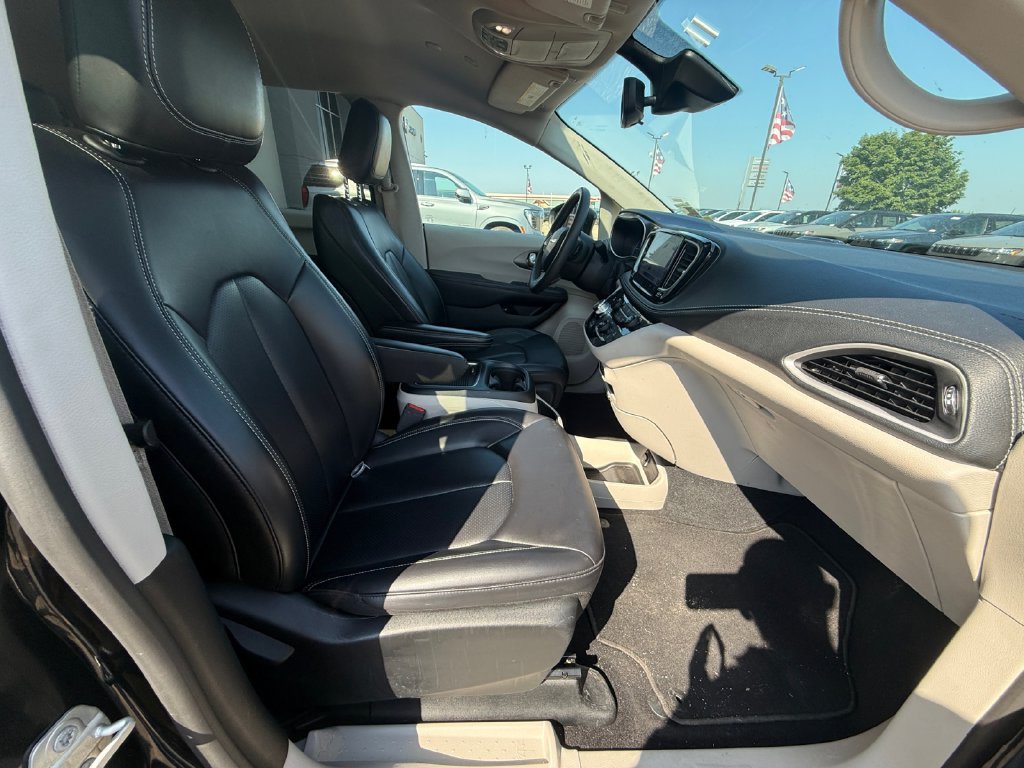 Used 2023 Chrysler Pacifica Touring-L FWD image 43