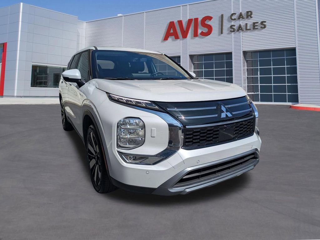 Used 2025 Mitsubishi Outlander SE AWD/4WD image 3
