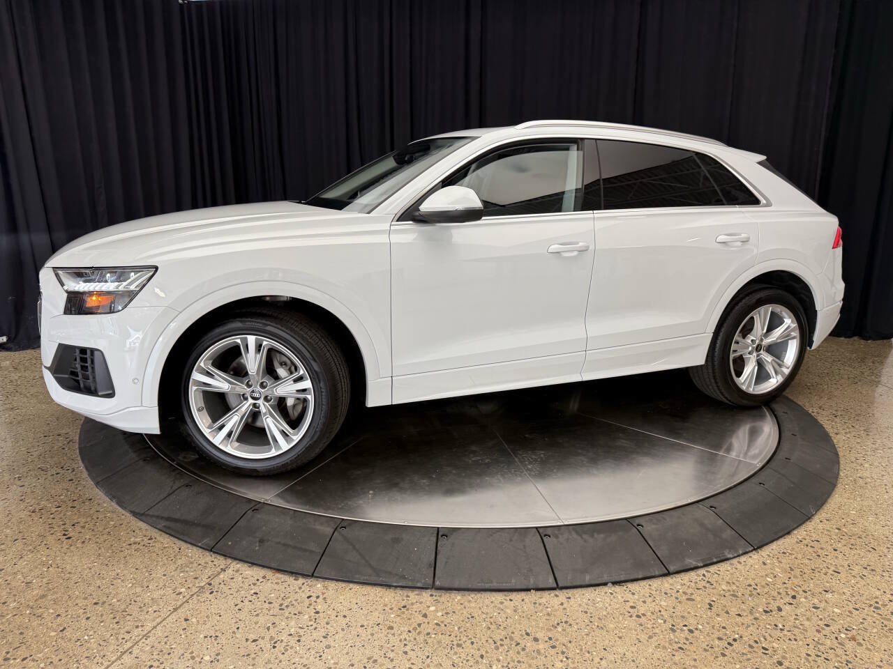 Used 2023 Audi Q8 Premium w/ Convenience Package AWD/4WD image 4