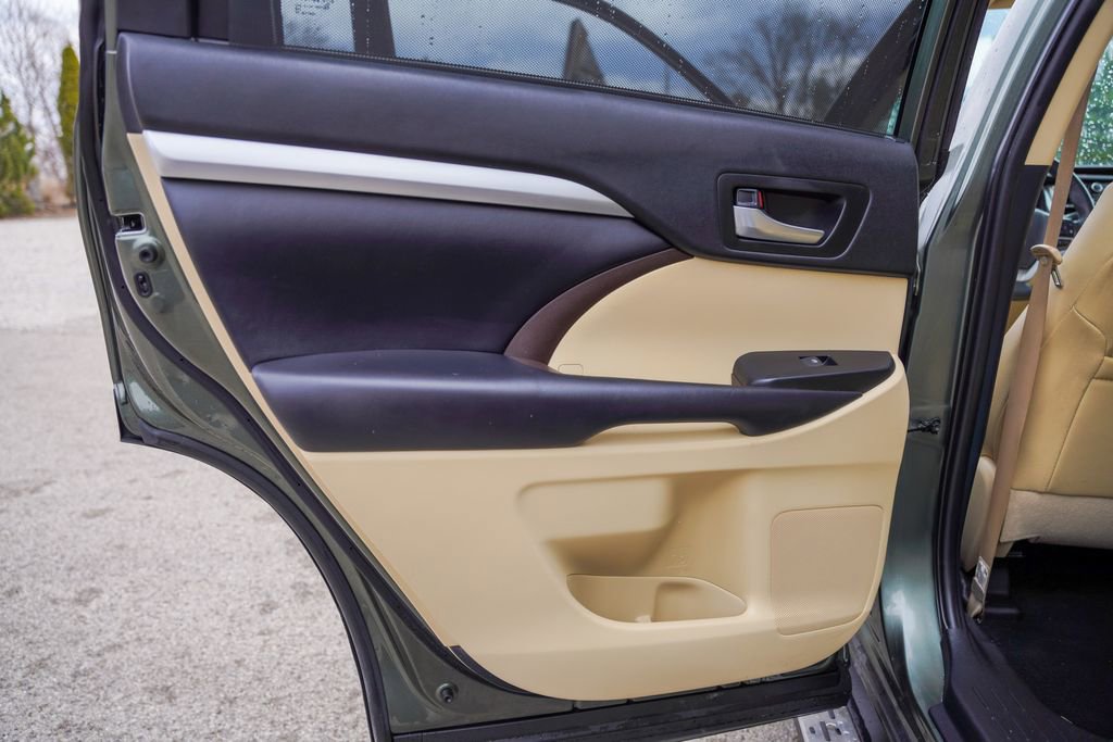 Used 2019 Toyota Highlander XLE w/ Carpet Mat Package (TMS) AWD/4WD image 26