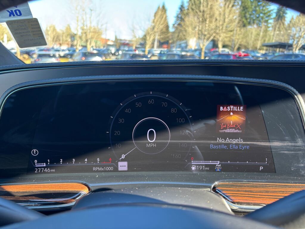 Used 2024 Cadillac Escalade ESV Luxury image 25